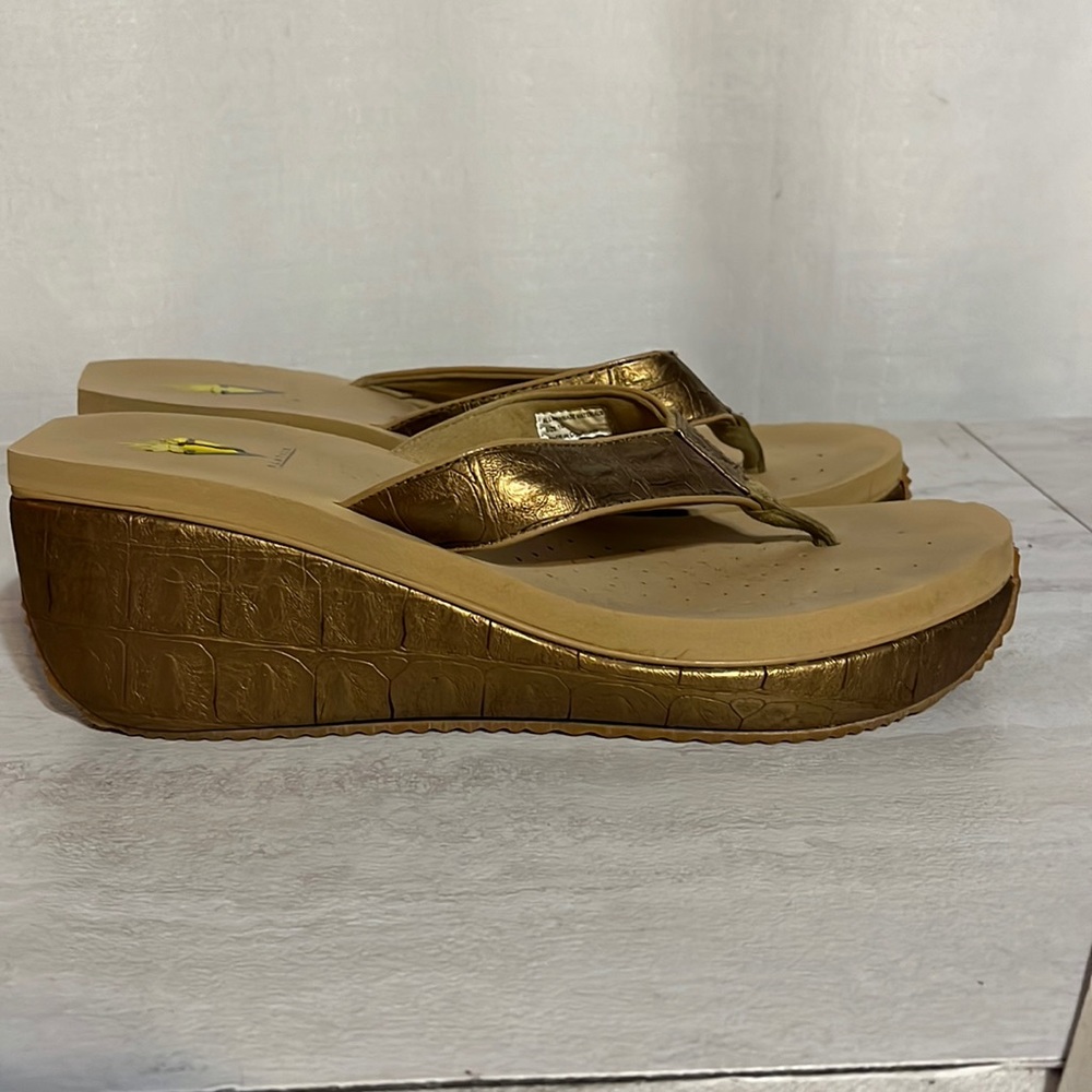 Volatile gold shoes